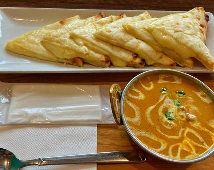 とろけるチーズナンとバターチキンカレー チーズナン,ナン,カレーの写真素材