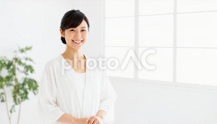 室内で微笑むアジア人女性のポートレート 人物,女性,若いの写真素材