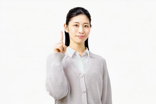 指差しポーズする若い女性 指差しポーズする若い女性 主婦,指差し,女性の写真素材