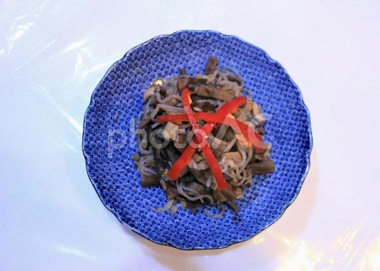 芋がらの煮物　サツマイモの茎の昔懐かし節約料理 芋がら,乾物,干してあるの写真素材