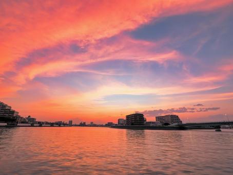 奥戸に流れる中川の夕焼け 奥戸に流れる中川の夕焼けの写真