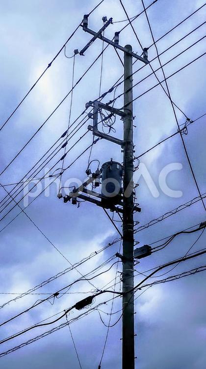 曇天をつくような電信柱 テクスチャ,電信柱,曇り空の写真素材