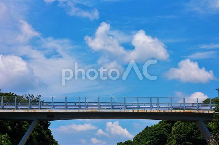 東名高速道路に架かる跨道橋の上下に見える雲の模様 橋,跨道橋,空の写真素材