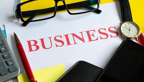 BUSINESSと赤字で書かれた画用紙 BUSINESSと赤字で書かれた画用紙の写真
