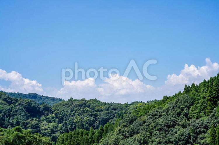 爽やかな青空と新緑の山 風景,晴れ,雲の写真素材