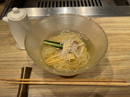 冷麺 冷麺 冷麺,焼肉屋,網の写真素材