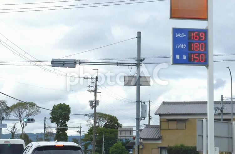 ガソリンの価格の看板と自動車 ガソリン,看板,価格の写真素材