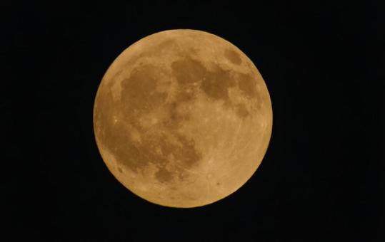 皆既月食になる前の満月 皆既月食になる前の満月の写真