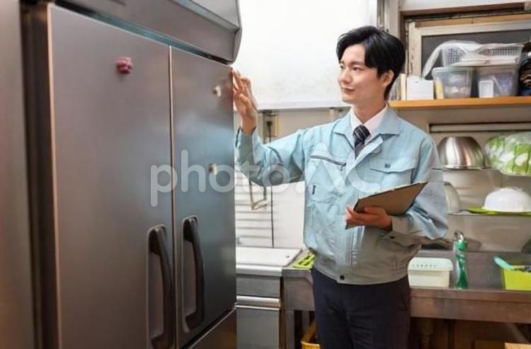 飲食店の冷蔵庫を確認する男性 飲食店,冷蔵庫,業務用の写真素材