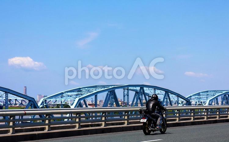 天竜川の鉄橋を颯爽と走るオートバイ オートバイ,バイク,自動二輪車の写真素材