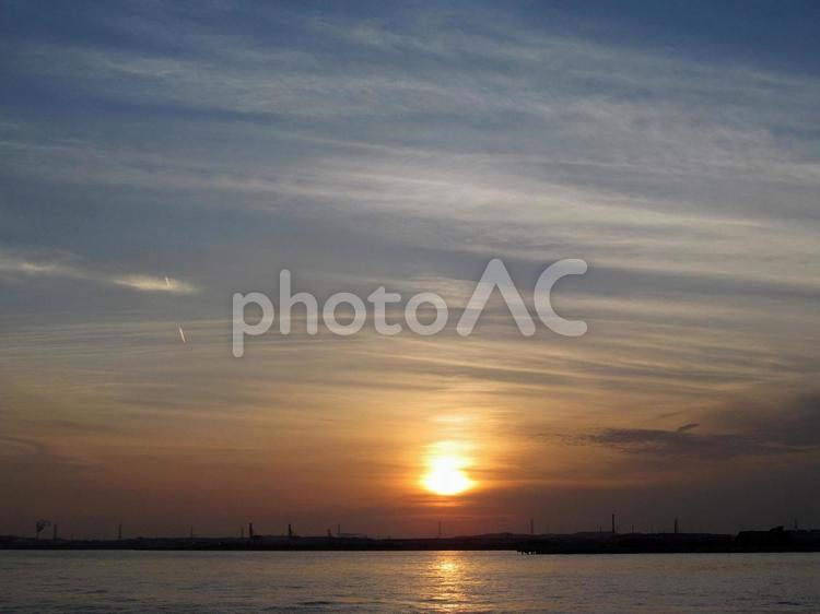 夕日と空と海 夕日,雲,海の写真素材