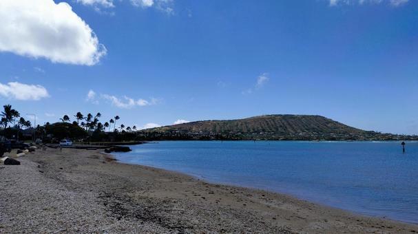 マウナルア・ベイから望む静かな海辺 マウナルアベイ,ビーチパーク,ハワイの写真素材