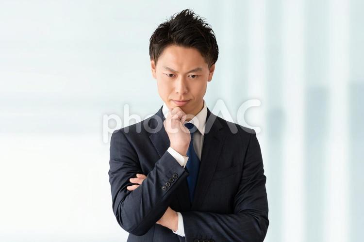 真剣な表情で考える男性ビジネスマン 男性,ビジネス,ビジネスマンの写真素材