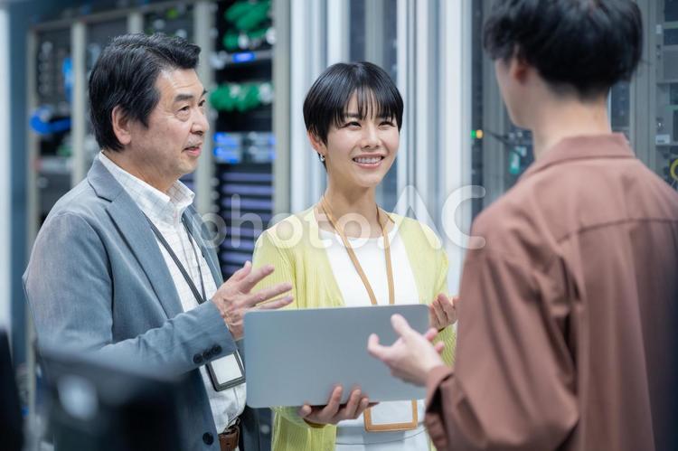 サーバーをメンテナンスするエンジニア エンジニア,サーバールーム,メンテナンスの写真素材