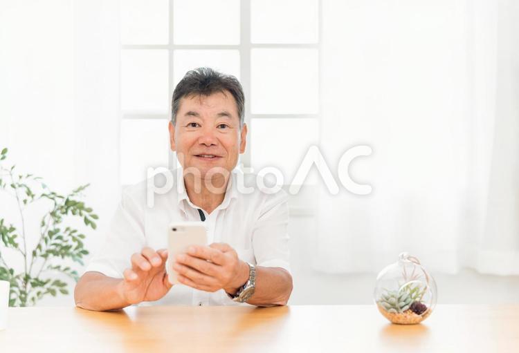 スマホを使う高齢者男性 スマホ,シニア,スマートフォンの写真素材