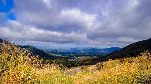 秋の山から見た街 植物,ススキ,綿毛の写真素材