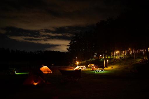 夜のキャンプ場 夜のキャンプ場の写真