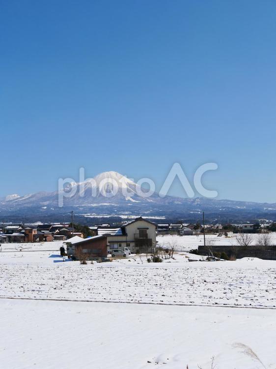 雪化粧の大山と田舎道 コピースペース,スペース,コピーの写真素材