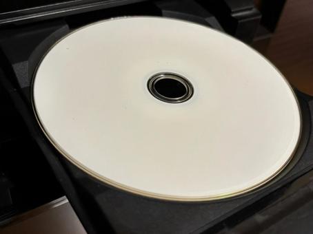 デッキに置かれたDVD デッキに置かれたDVDの写真