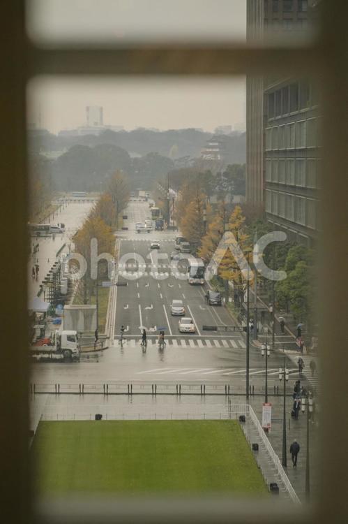 東京駅から雨の皇居を臨む 東京駅,江戸城,皇居の写真素材