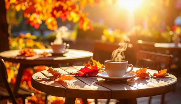 カフェのコーヒーと落ち葉、紅葉と朝日 カフェのコーヒーと落ち葉、紅葉と朝日の写真
