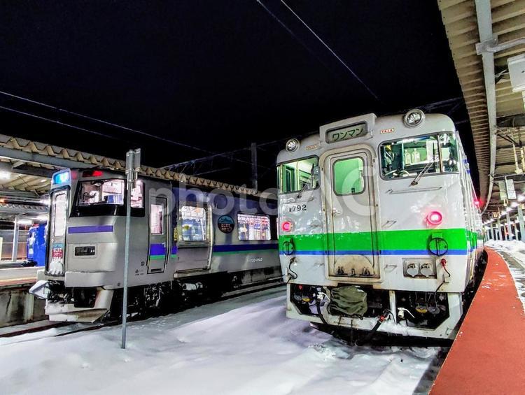 JR北海道、函館駅、ホーム 鉄道,交通,電車の写真素材
