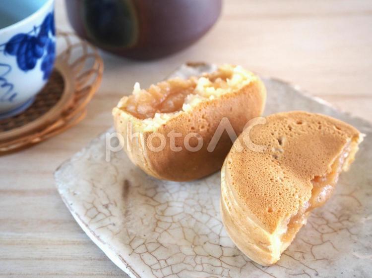今川焼き 大判焼き 回転焼き 急須と湯呑 今川焼き,大判焼き,回転焼きの写真素材