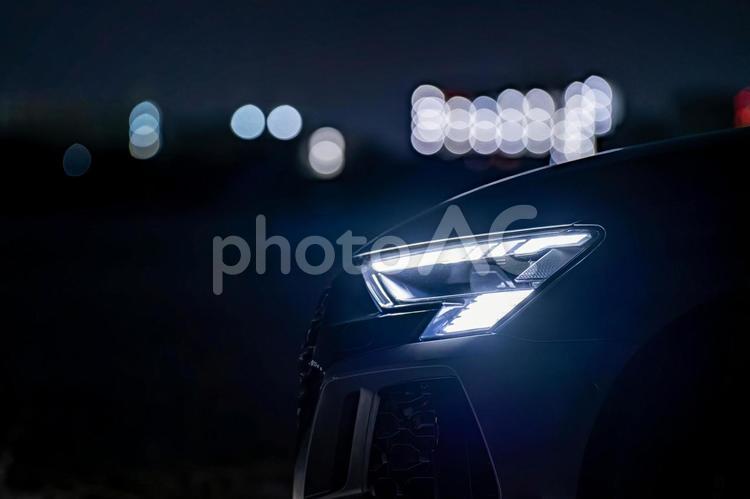 車のヘッドライトを点灯している車 車,自動車,ヘッドライトの写真素材
