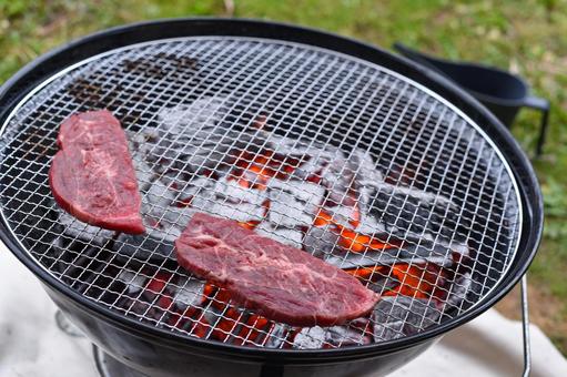 生焼けの肉(バーベキュー) 生焼けの肉(バーベキュー)の写真