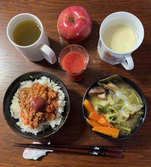 あきたこまちご飯に納豆としそ梅などの朝食の写真