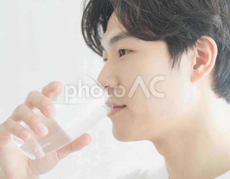 水分補給する男性、グラスを持つ手 男性,若い,かっこいいの写真素材