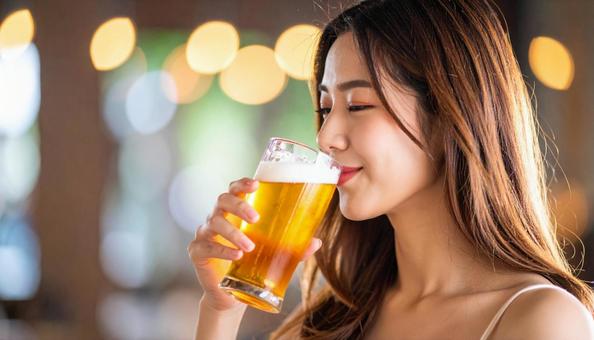 ビールを飲む若くて可愛い女性ポートレート ビールを飲む若くて可愛い女性ポートレートの写真