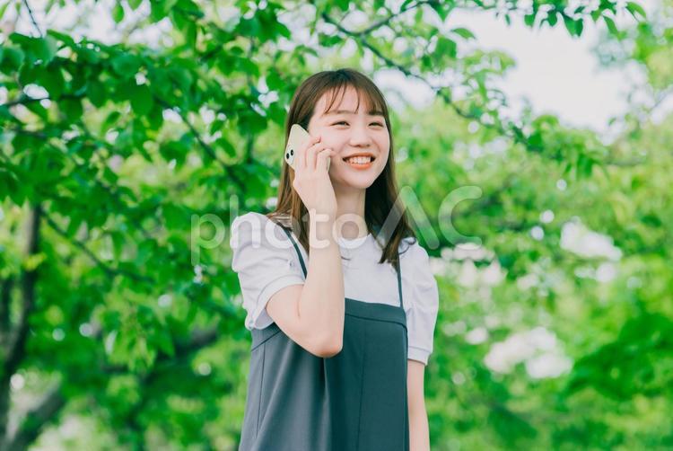 スマホで通話をする笑顔の女性 女性,スマホ,人物の写真素材