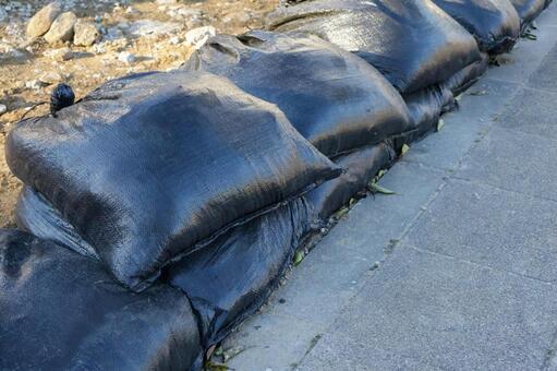 道路に積まれた土嚢（土のう）　工事・災害 土嚢,土のう,道路の写真素材