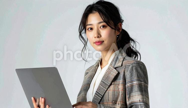 ノートパソコンを持つ女性社員　白背景 ビジネスウーマン,ノートパソコン,白背景の写真素材