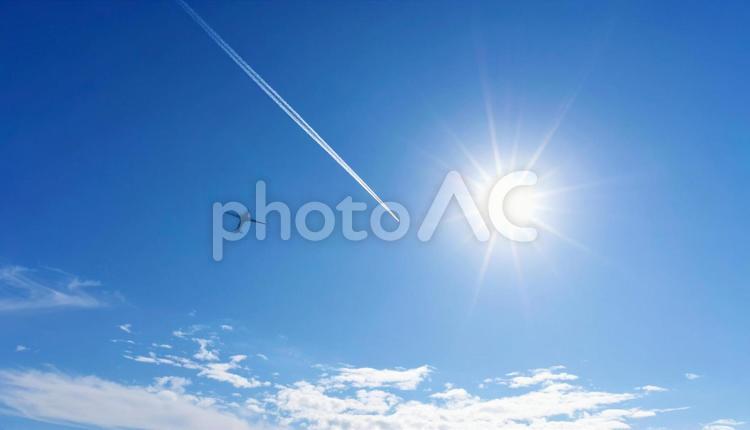 澄み渡る空を横切る飛行機雲 飛行機雲,青空,空の写真素材
