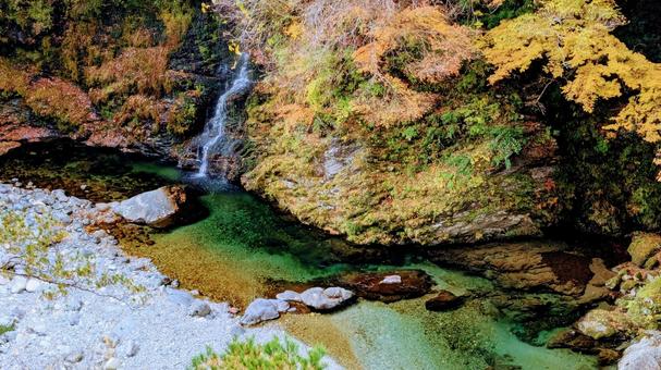 渓谷の滝と紅葉 もみじ,オータム,紅葉の写真素材