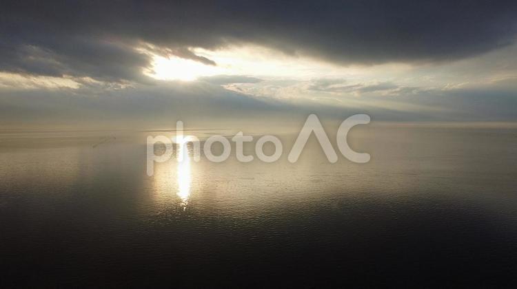 雨上がりの水面_2 海,湖,雨上がりの写真素材