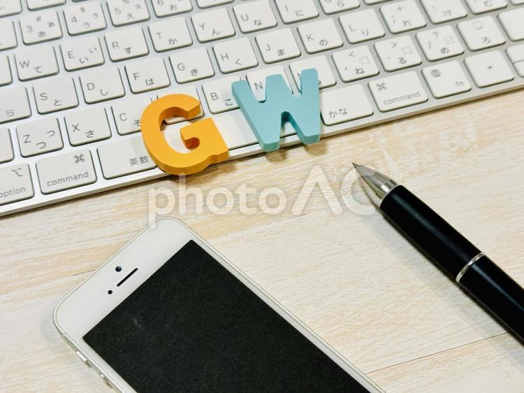 GWの文字とスマホ・PC gw,ゴールデンウイーク,仕事の写真素材