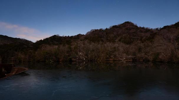 湖面に映る星降る夜 湖面に映る星降る夜の写真