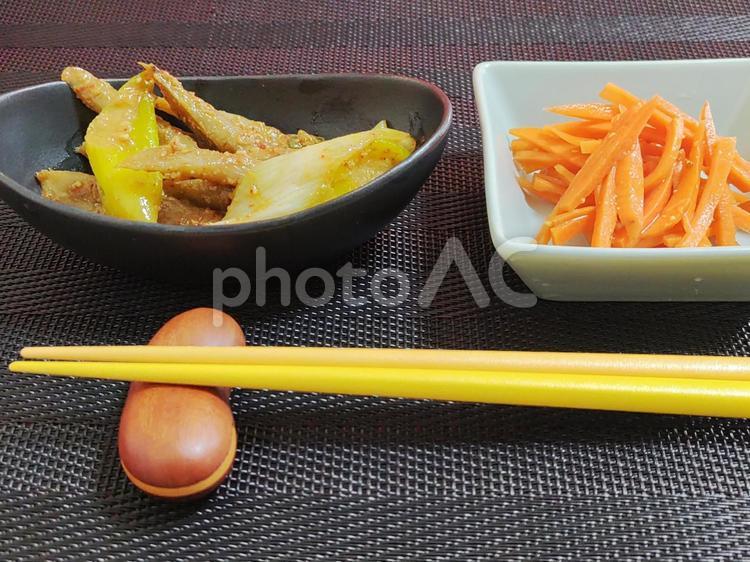 ごぼうの味噌炒めときんぴら人参 野菜,食事,料理の写真素材