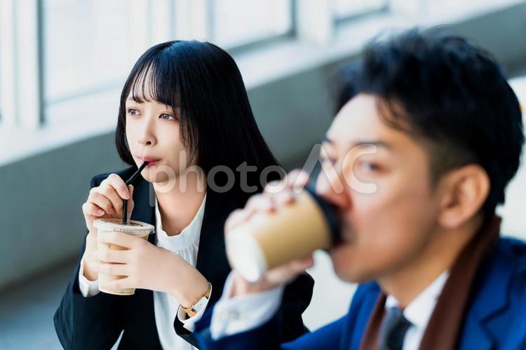 お昼休憩をするビジネスウーマン ビジネスウーマン,ビジネスマン,女性の写真素材