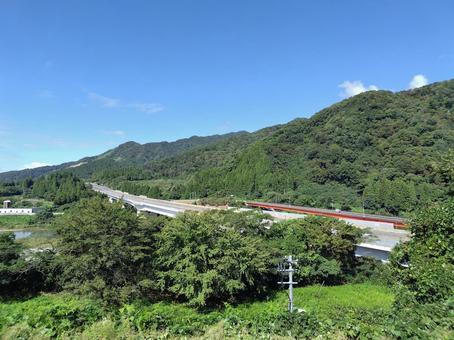 高速道路と自然の風景 高速道路と自然の風景 山,サービスエリア,景色の写真素材
