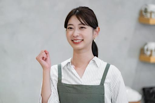 カフェで働く女性 カフェで働く女性 カフェ,店員,笑顔の写真素材
