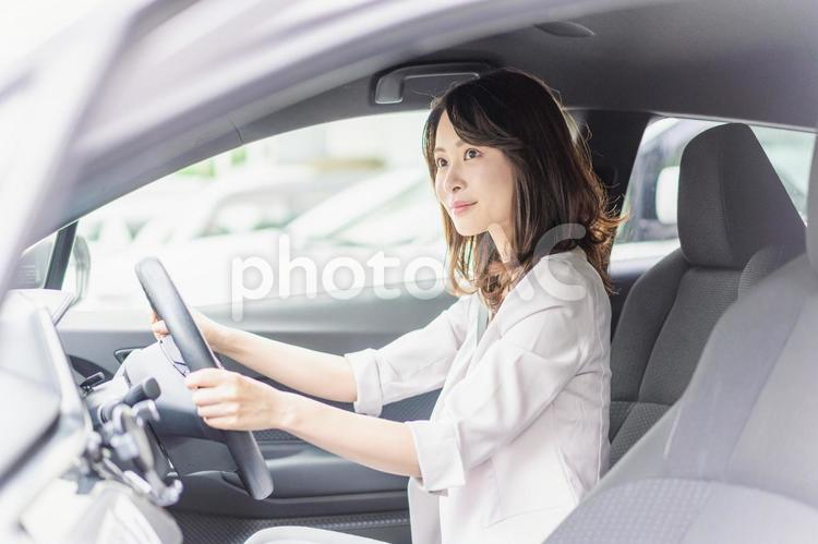 車を運転するビジネスウーマン 駐車場,出発,送迎の写真素材