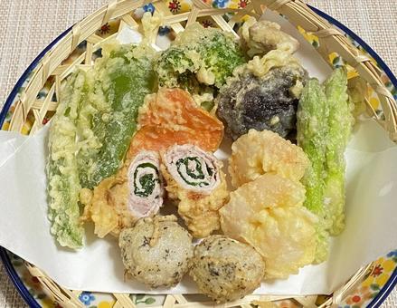 天ぷら盛り合わせ(豚肉の大葉巻きなど) 天ぷら盛り合わせ(豚肉の大葉巻きなど) 天ぷら盛り合わせ,豚肉の大葉巻き,ピーマンの写真素材
