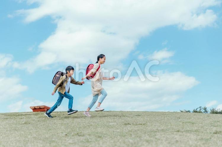 公園を走る小学生 小学生,子供,児童の写真素材