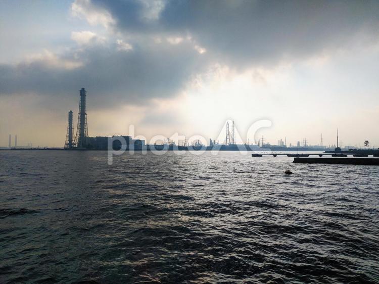 工場と海 工場と海 工場,水域,都市の写真素材