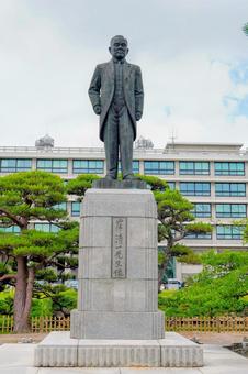 島根県庁前の近代スポーツの父・岸清一像 島根県庁前の近代スポーツの父・岸清一像の写真