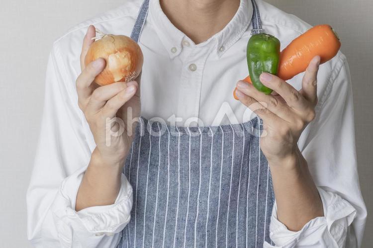 男性　エプロン　料理 男,パパ,レシピの写真素材